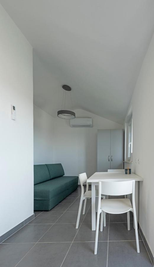 Apartmani Lovren Novalja Exterior foto