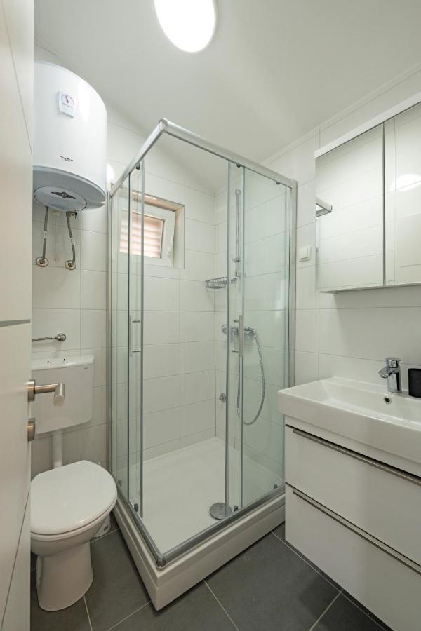 Apartmani Lovren Novalja Exterior foto