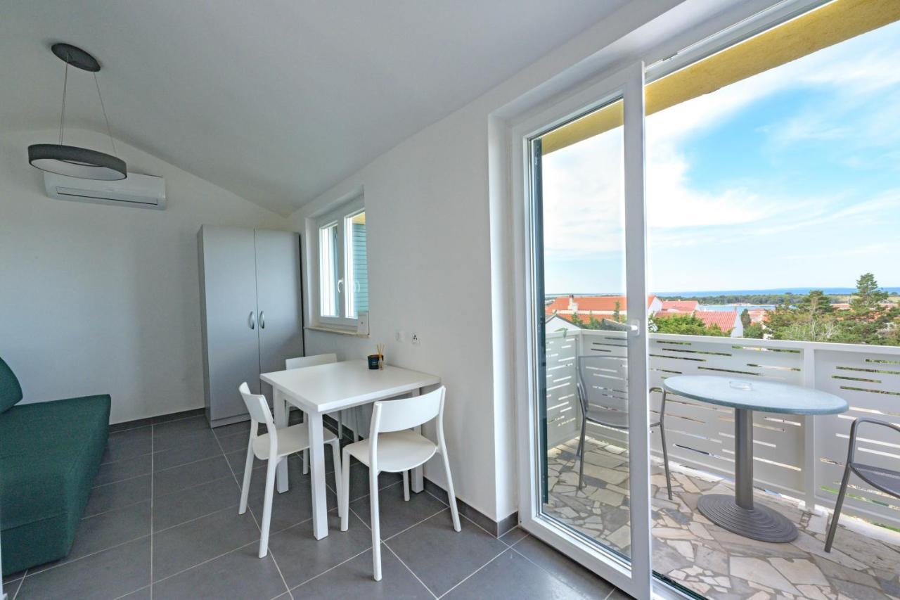 Apartmani Lovren Novalja Exterior foto