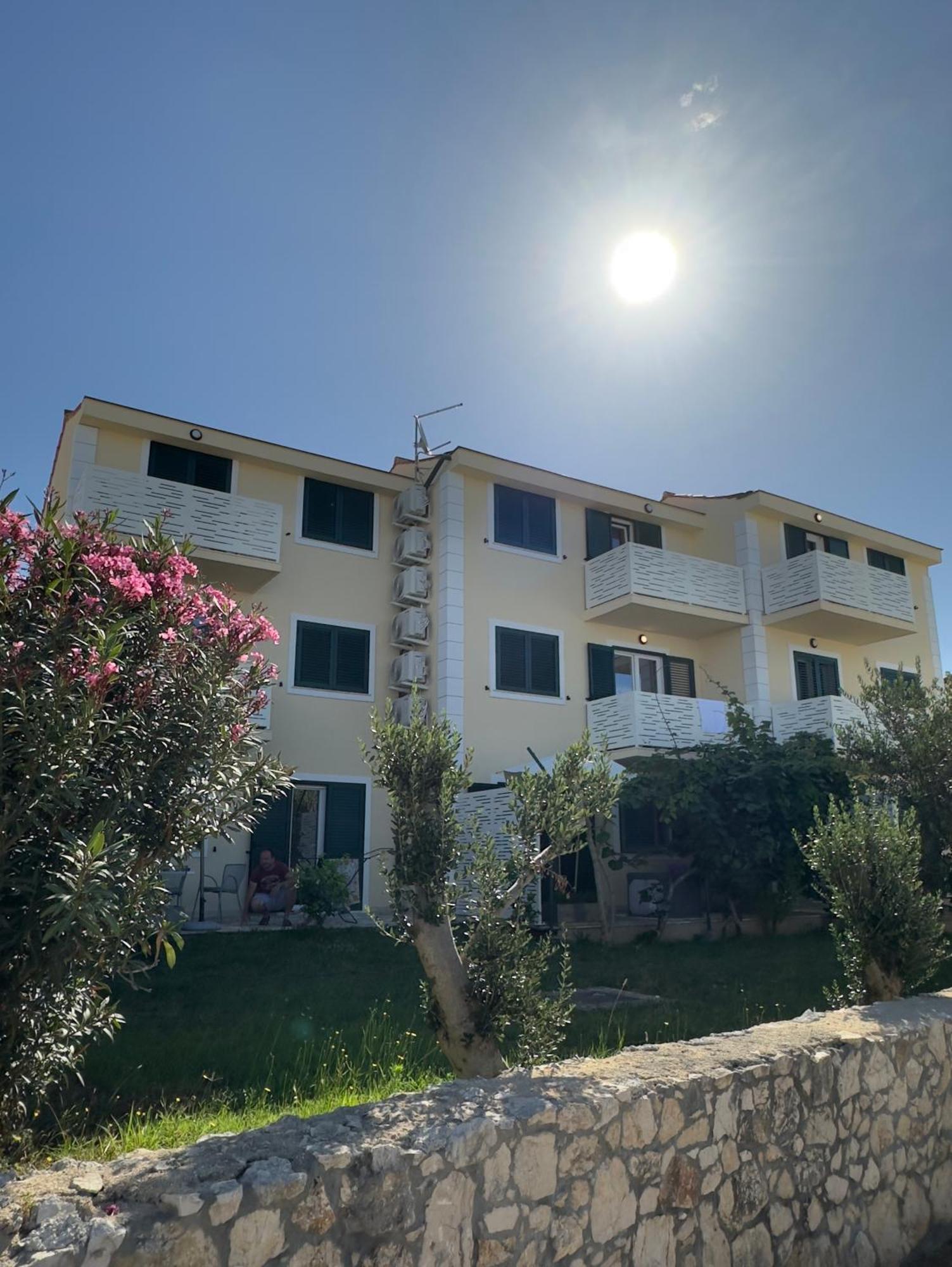 Apartmani Lovren Novalja Exterior foto
