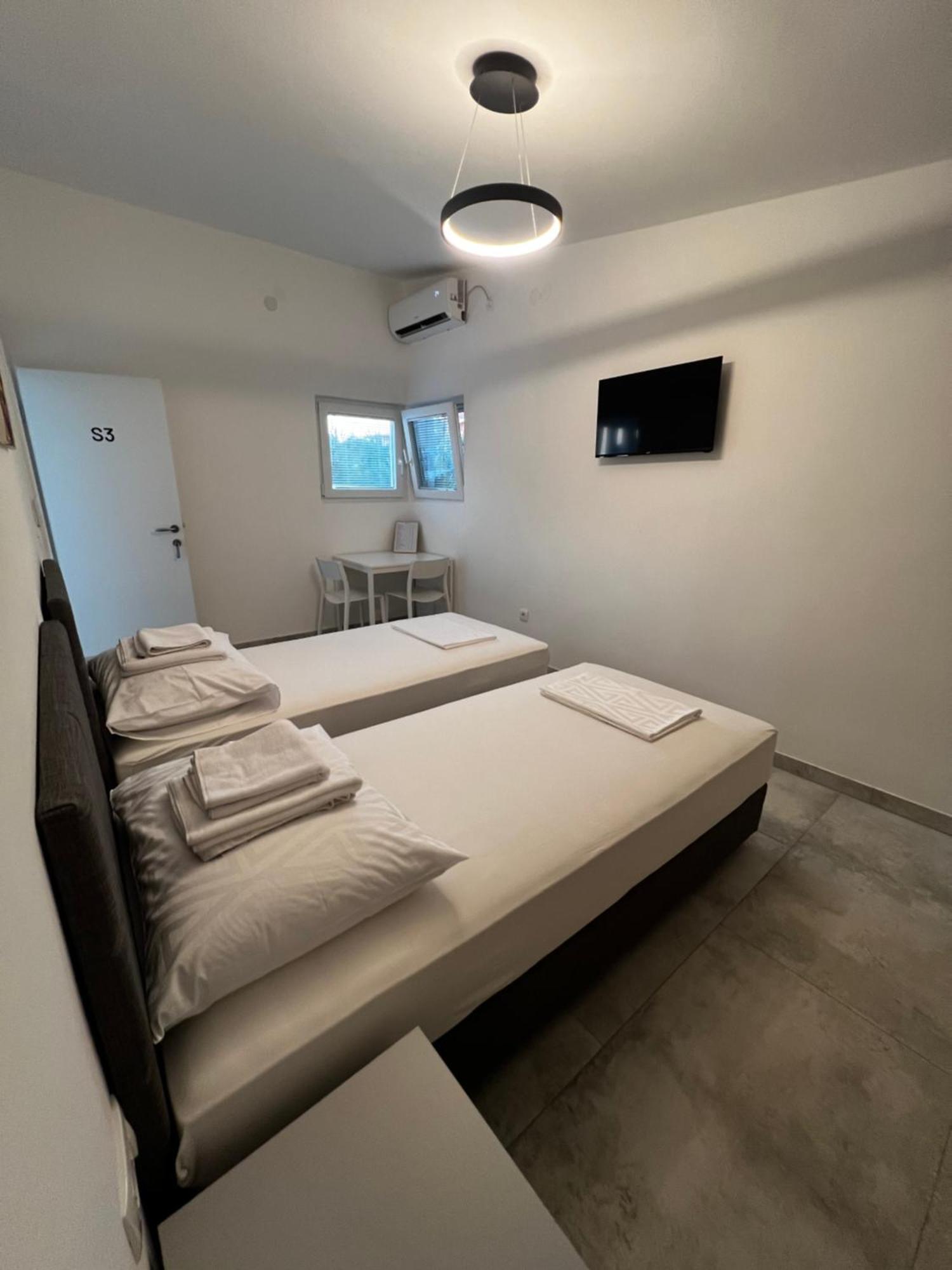 Apartmani Lovren Novalja Exterior foto