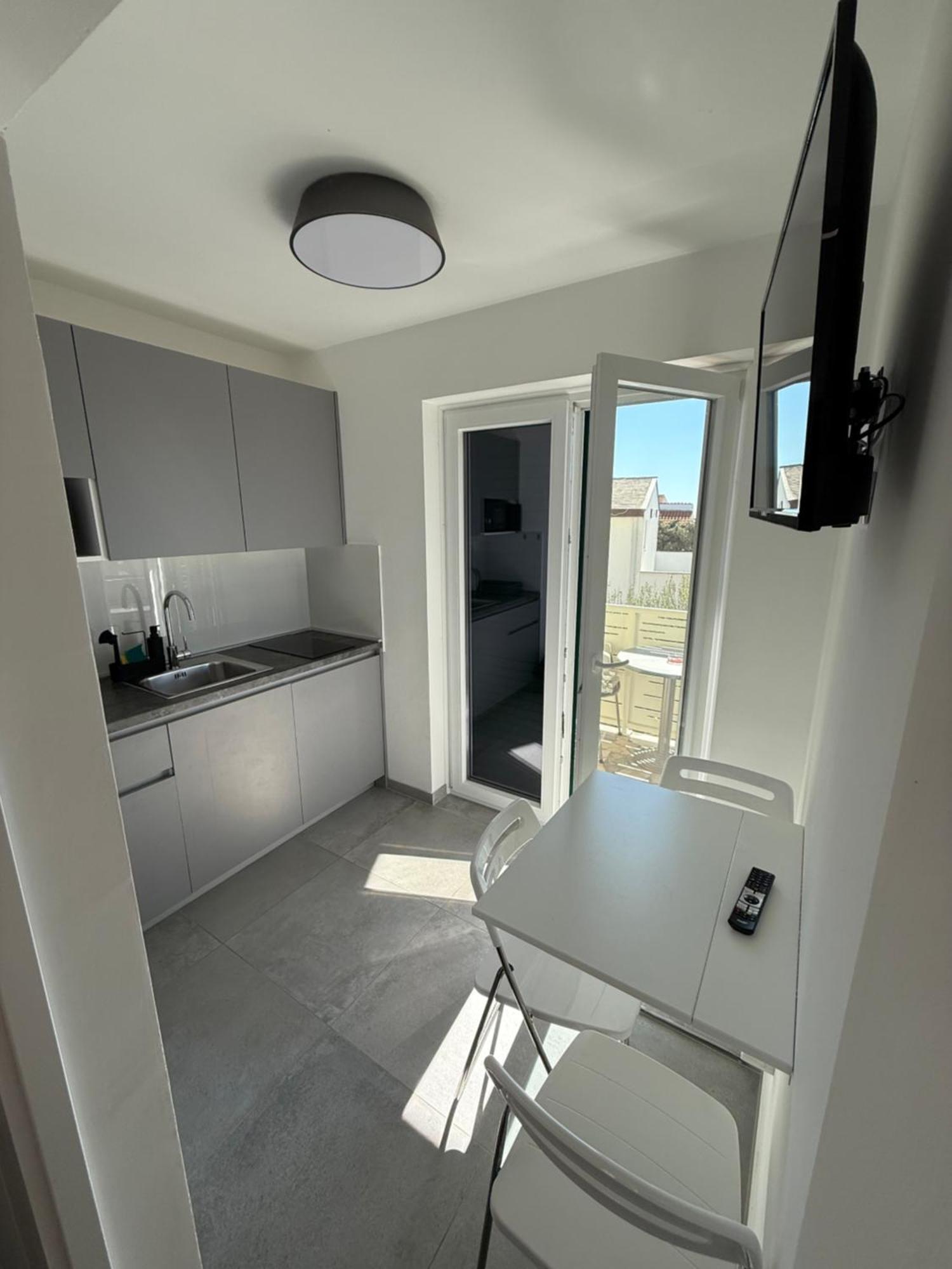 Apartmani Lovren Novalja Exterior foto